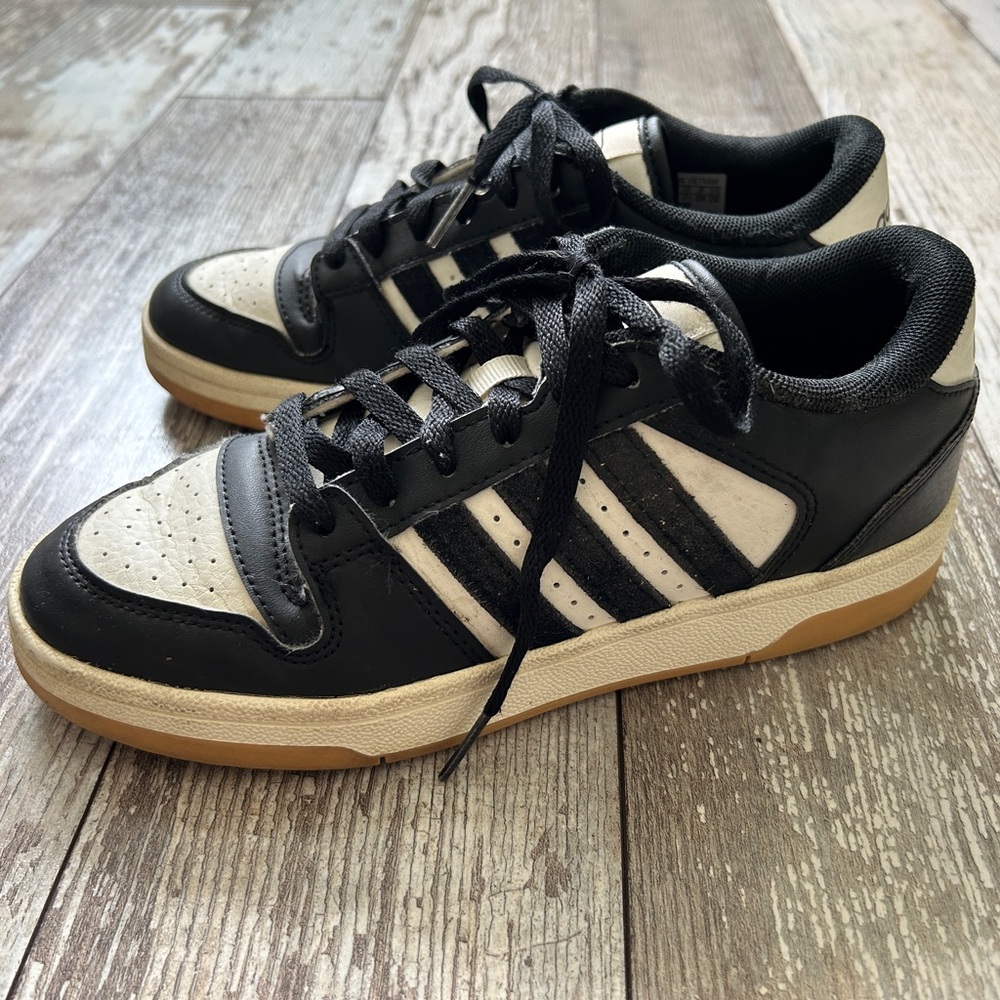 Adidas Classic Black and White Big Kid Sneakers size 5